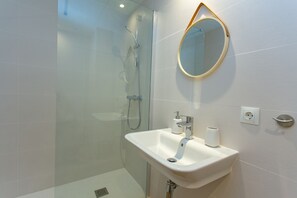 Een douche, gratis toiletartikelen, een haardroger, badjassen
