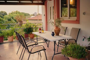 Casa estándar, varias habitaciones, 2 baños, junto a la montaña (Evgenias House Ancient Olympia) | Restaurante al aire libre