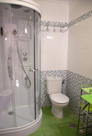 Douche, sĂšche-cheveux, serviettes fournies, savon