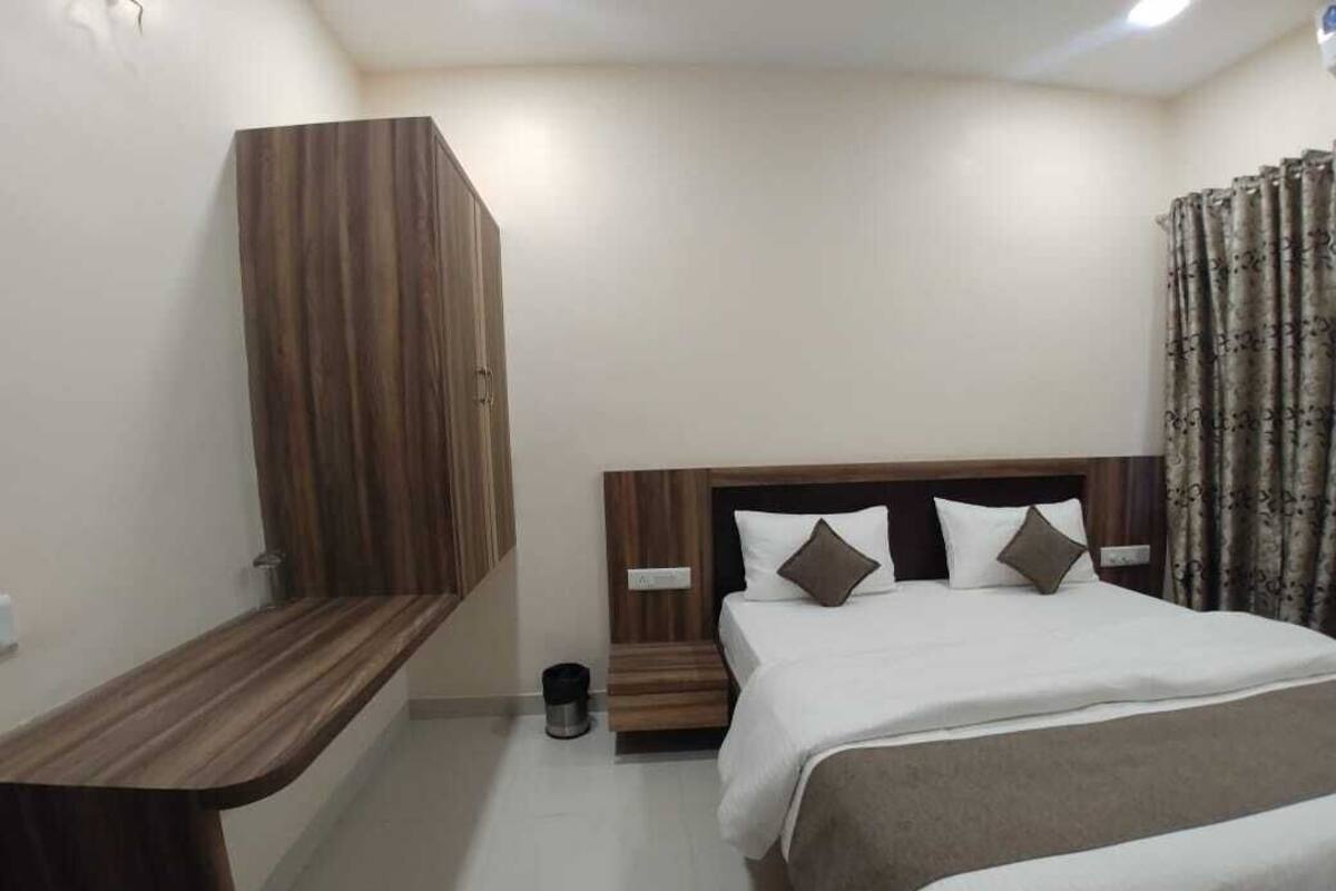 Une chambre à coucher avec un lit, une armoire en bois et une table de chevet.