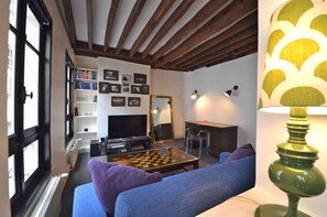 テレビ、DVD プレーヤー