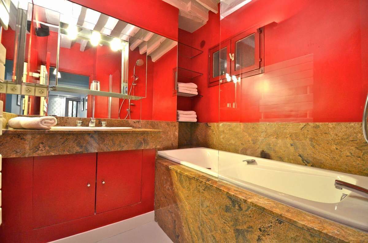 Een bad, een haardroger, handdoeken