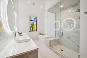 Ensemble douche/baignoire, sèche-cheveux, serviettes fournies