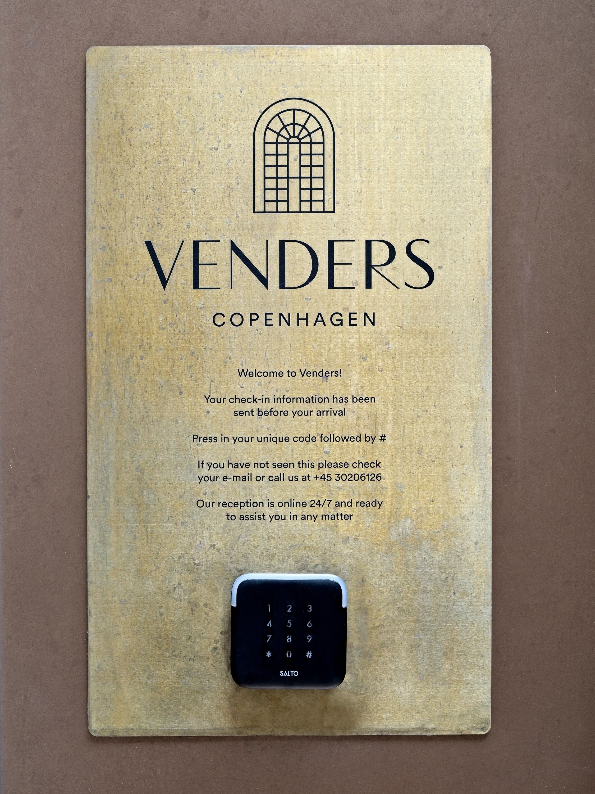 Quiosco de registro para VENDERS Copenhagen con teclado y instrucciones para vendedores.
