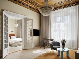 Sistema de insonorización y tabla de planchar con plancha 