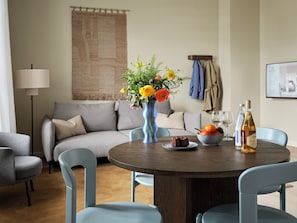 Apartment | Essbereich im Zimmer
