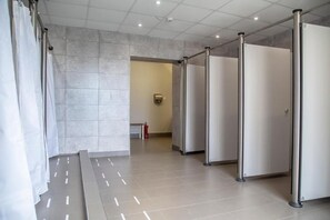 Chuveiro, papel higiênico