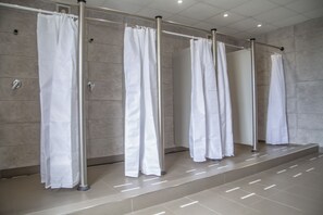 Buồng tắm vòi sen, giấy vệ sinh