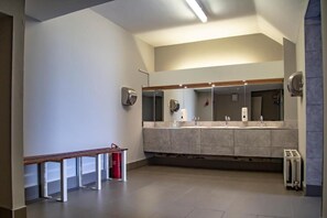 Shower, towels, toilet paper - Leevin Hostel Mountjoy (Dublin)