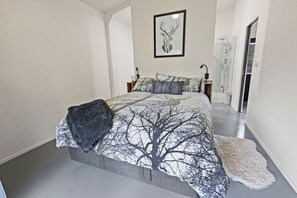 1 slaapkamer, een strijkplank/strijkijzer, beddengoed
