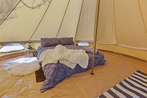 1 bedroom, bed sheets