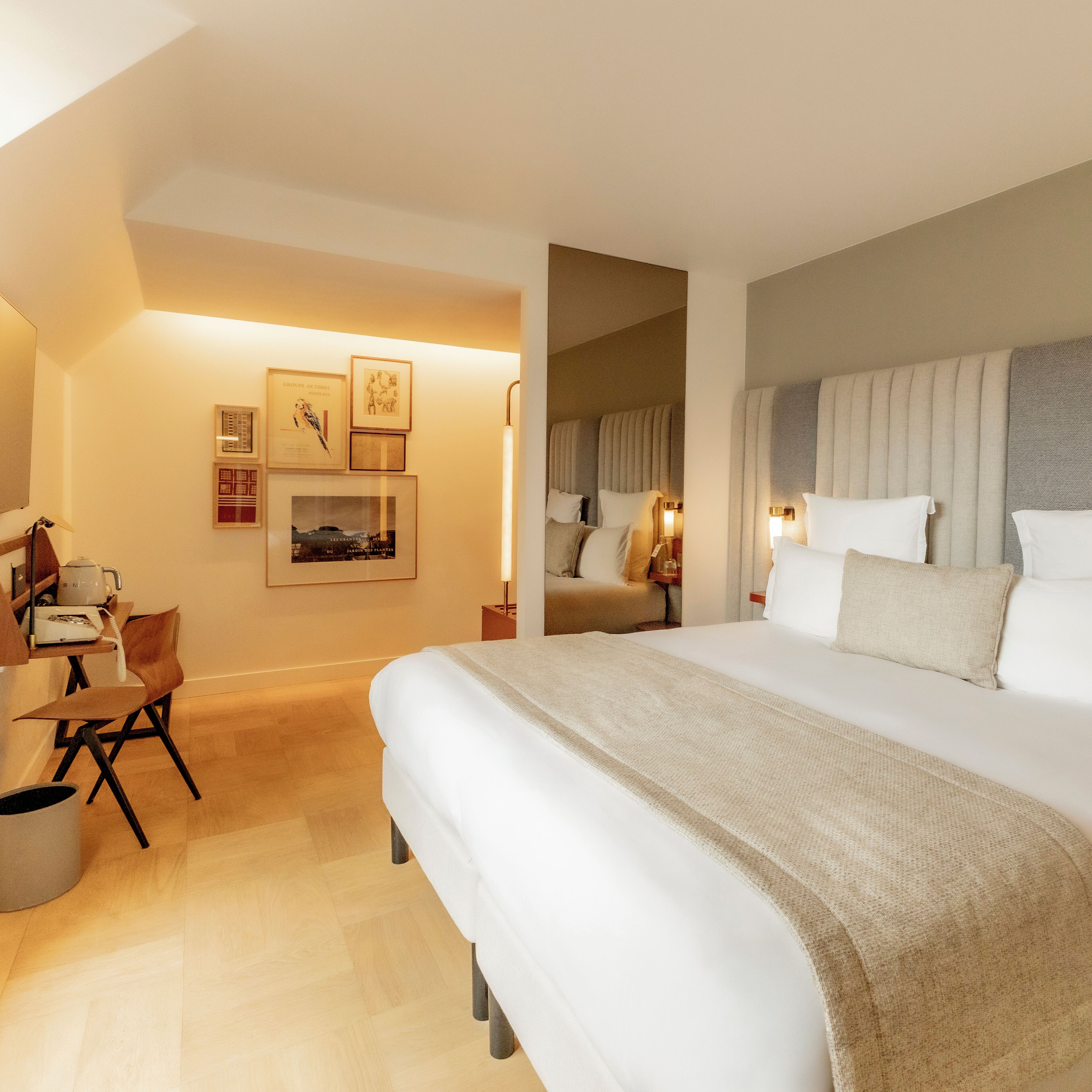 Rom – deluxe | Sengetøy av topp kvalitet, safe på rommet og skrivebord