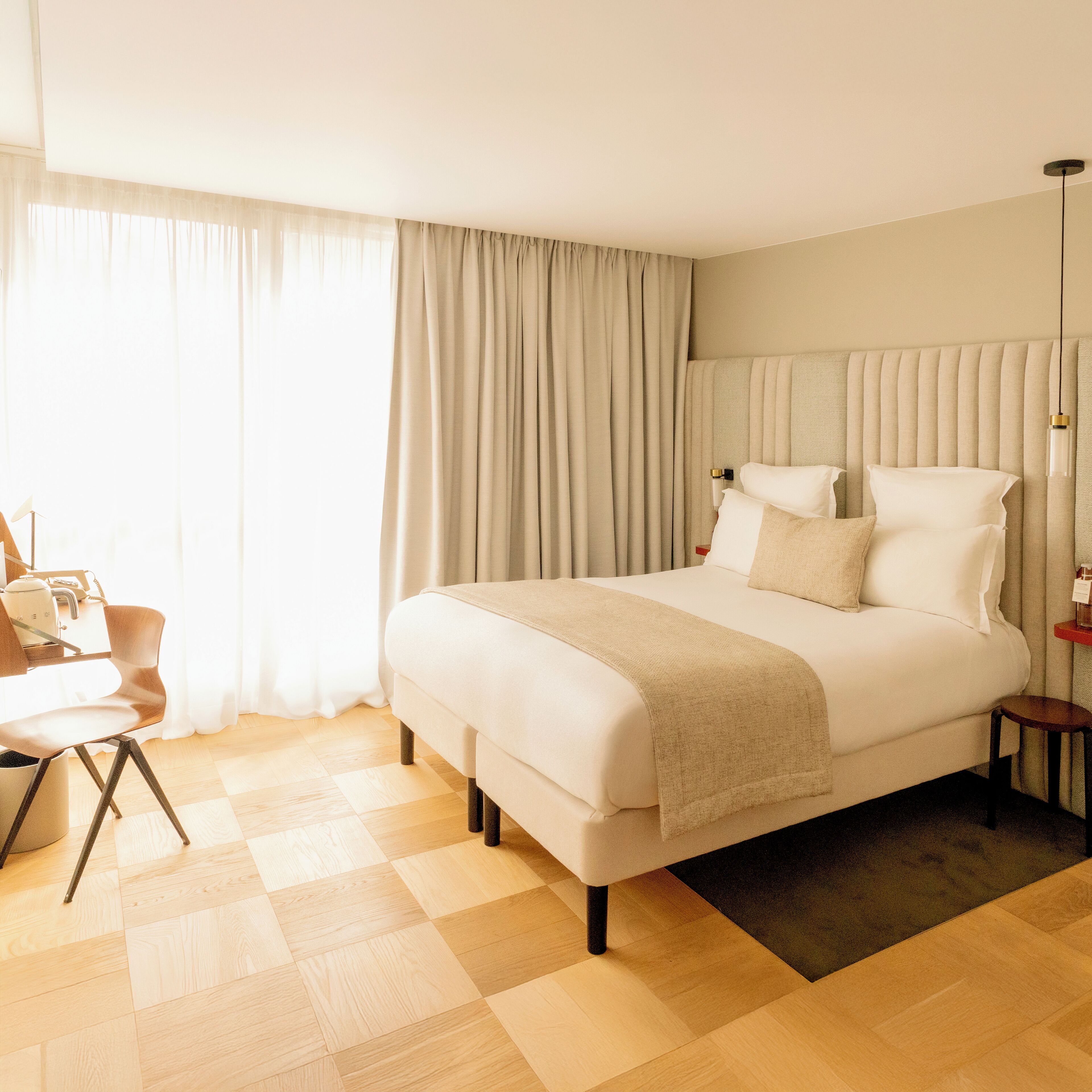 Rom – superior | Sengetøy av topp kvalitet, safe på rommet og skrivebord