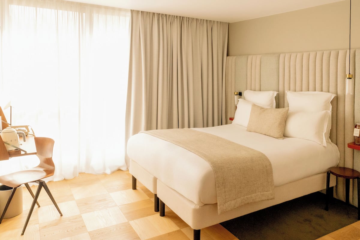 Rom – superior | Sengetøy av topp kvalitet, safe på rommet og skrivebord