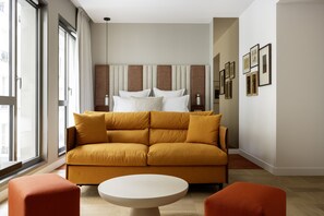 Junior suite | Luxe beddengoed, een kluis op de kamer, een bureau, een laptopwerkplek