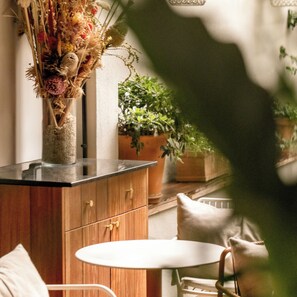 140-cm Smart TV with cable channels - Hôtel Pilgrim (Paris)