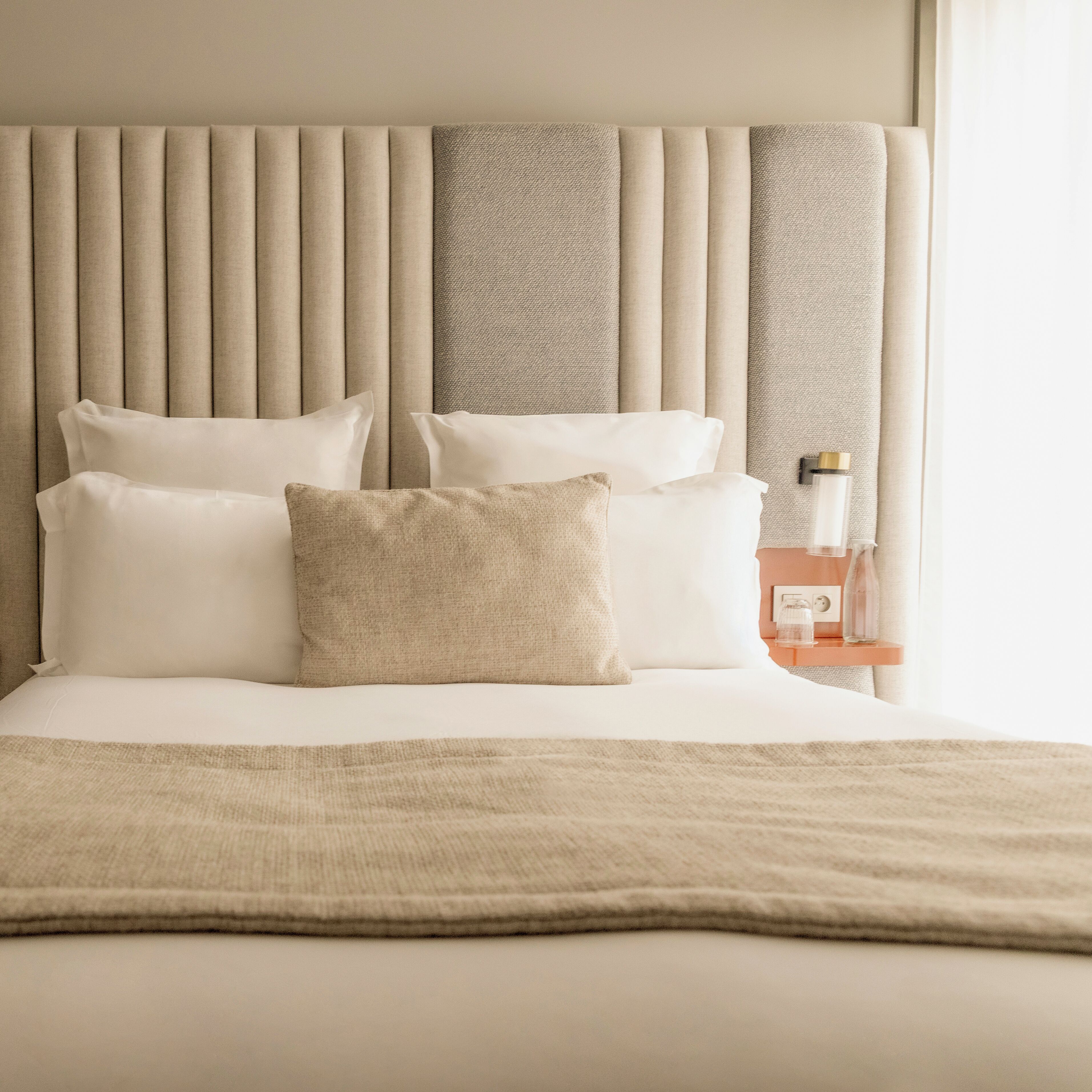 Superior kamer | Luxe beddengoed, een kluis op de kamer, een bureau, een laptopwerkplek