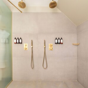 Signature Suite | Bathroom | Free toiletries, hair dryer, bathrobes, slippers - Hôtel Pilgrim (Paris)
