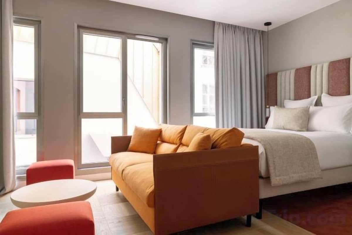 Premium bedding, in-room safe, desk, laptop workspace