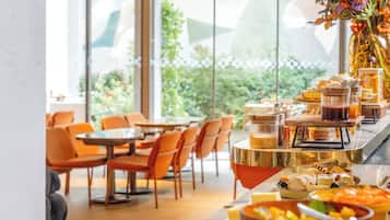 Petit déjeuner buffet (23 EUR par personne)