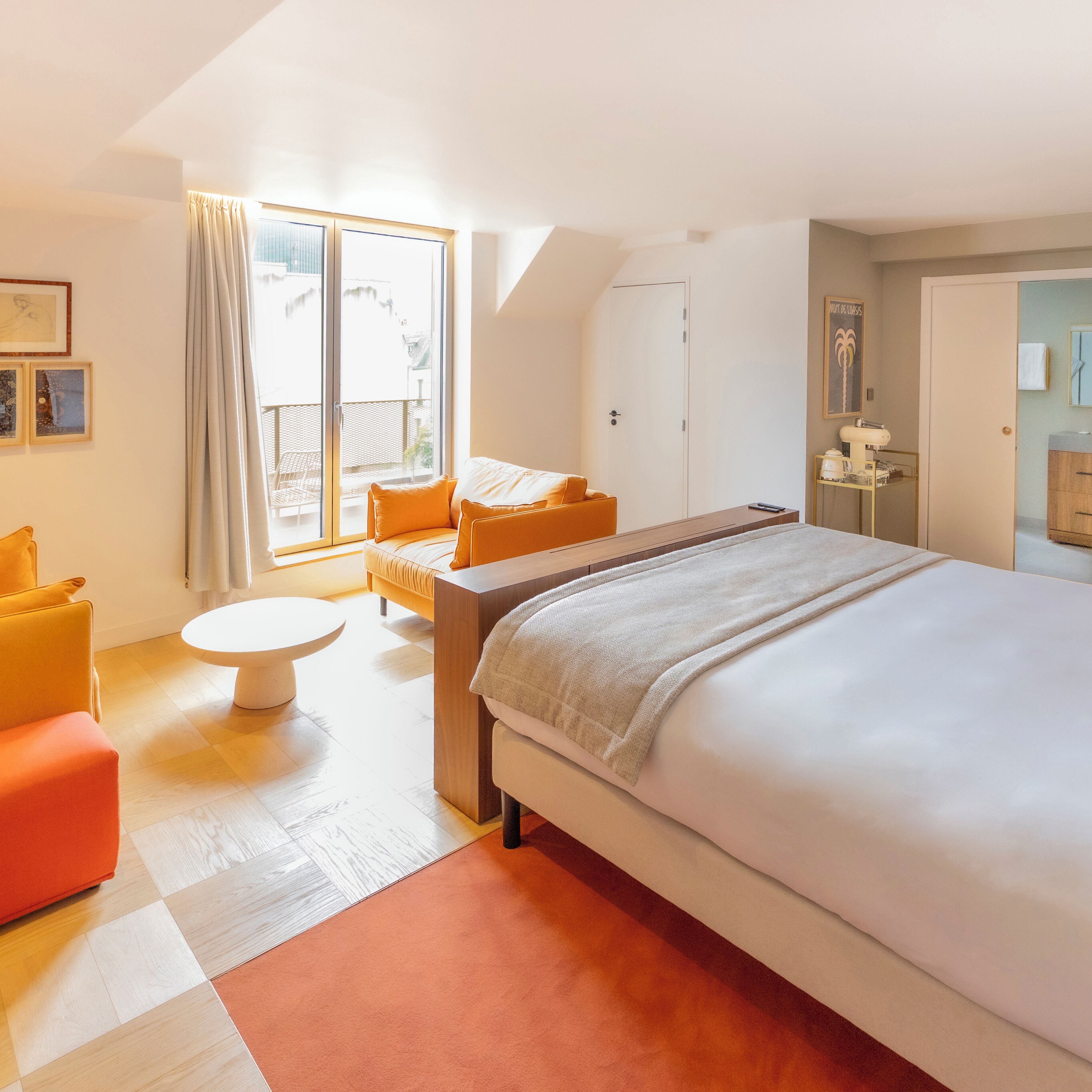 Suite – signature | Sengetøy av topp kvalitet, safe på rommet og skrivebord