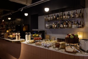 Petit déjeuner buffet (23 EUR par personne)