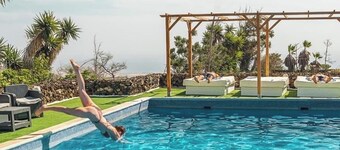 Large Heated Pool, Hot Tub, Bar, Games Room, Gym, 2 Caves, New Outdoor Kitchen