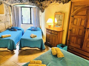 5 bedrooms, iron/ironing board, WiFi, bed sheets