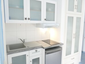 Kjøleskap, kokeplater, kaffetrakter/tekoker og kjøkkenutstyr