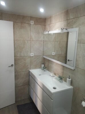 Douche, sèche-cheveux, serviettes fournies