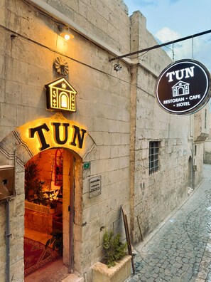 Front of property - Petra Hotel & Coffee House (Sanliurfa)