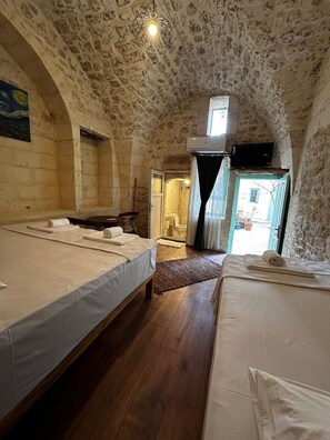 Design Room, 1 Bedroom | 5 bedrooms, premium bedding, Select Comfort beds, desk