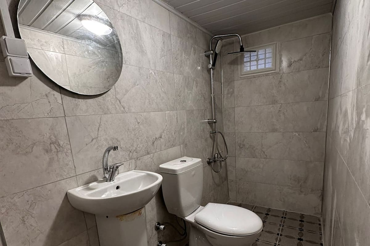 Quarto design, 1 quarto | Banheiro | Chuveiro, ducha de hidromassagem, produtos de toalete grátis