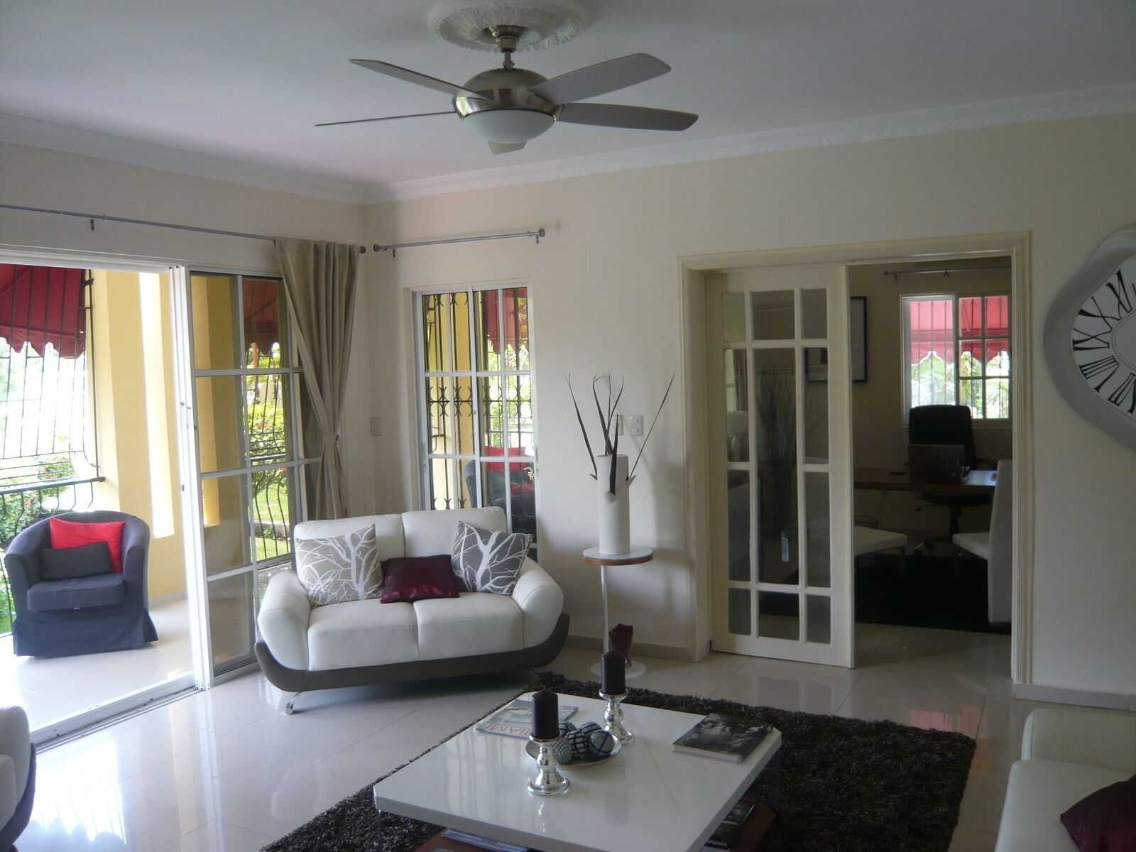 TV, bøker og stereoanlegg