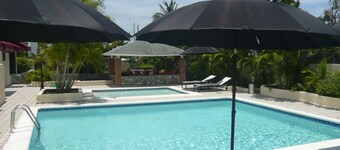 Villa Los Almendros - 2 piscinas privadas y tenis y pickle ball