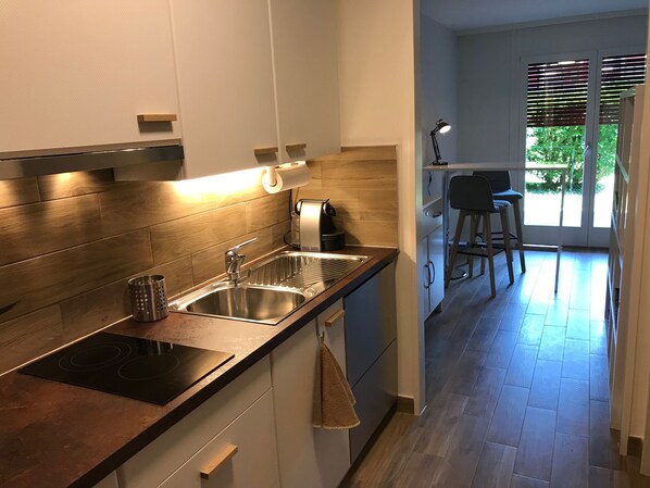 Refrigerador, microondas, horno y parrilla de estufa