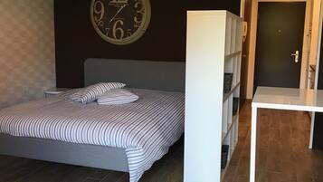 1 chambre, fer et planche Ă  repasser, accĂšs Internet, draps fournis