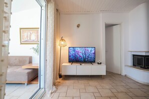 TV, fireplace