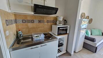 Kühlschrank, Ofen, Wasserkocher mit Kaffee-/Teezubehör, Toaster