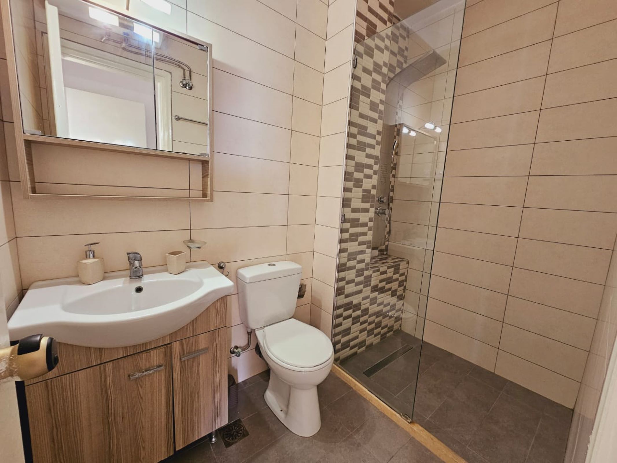 Douche, sèche-cheveux, serviettes fournies