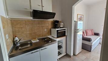 Kühlschrank, Ofen, Wasserkocher mit Kaffee-/Teezubehör, Toaster