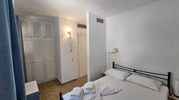 1 bedroom, iron/ironing board, internet, bed sheets