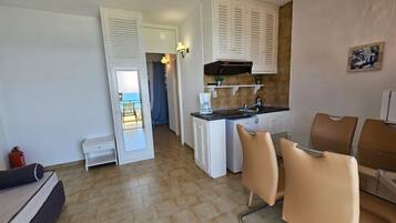 Coffee/tea maker, fridge, stovetop
