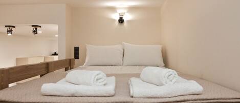 Studio | Iron/ironing board