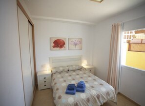 2 chambres, fer et planche à repasser, accès Internet, draps fournis