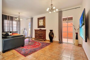 Een televisie, een dvd-speler en boeken