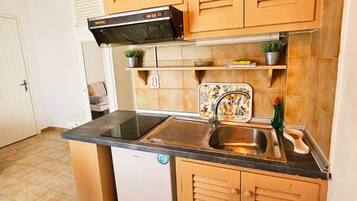 KylskÄp, ugn, kaffe- och tebryggare och brödrost