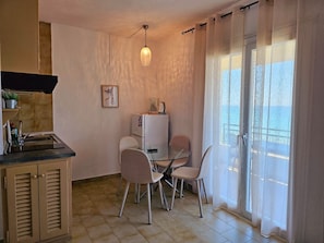 Fridge, oven, coffee/tea maker, toaster