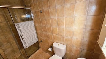 Ein Badezimmer mit Dusche, Toilette und Waschbecken.