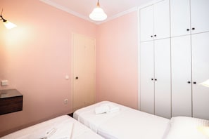 3 bedrooms, iron/ironing board, internet, bed sheets